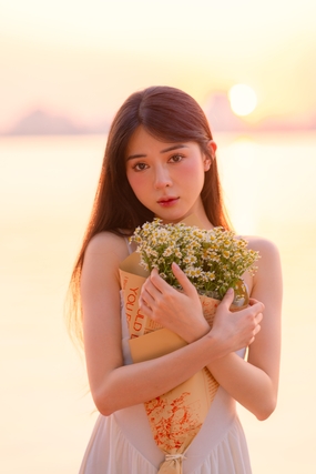 日暮黄昏唯美治愈系手捧花美女图片